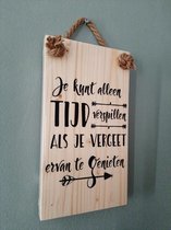 Houten tekstbord -Je kunt alleen tijd verspillen - Kado - Verjaardag