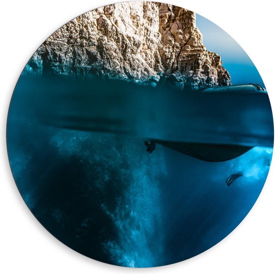 Dibond Wandcirkel - Water met Berg Boot en Duiker  - 80x80cm Foto op Aluminium Wandcirkel (met ophangsysteem)