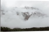 Dibond - Mist bij Bergen - 90x60cm Foto op Aluminium (Met Ophangsysteem)
