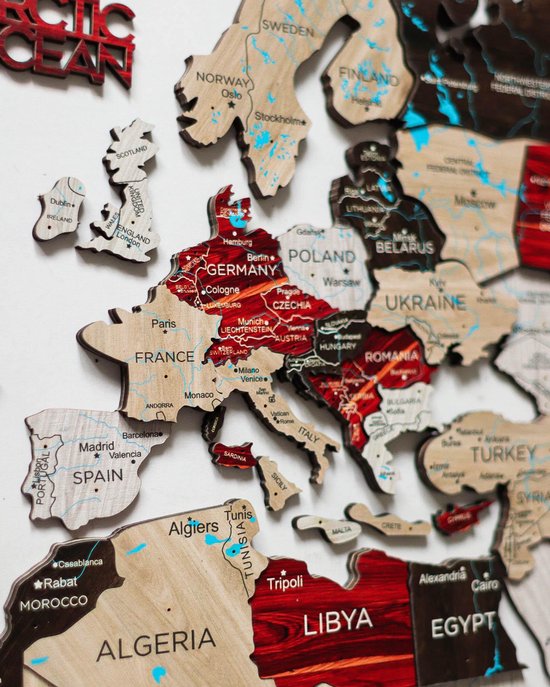 Carte détaillée en bois de l'Europe avec marquages rouges pour la France et l'Italie.
