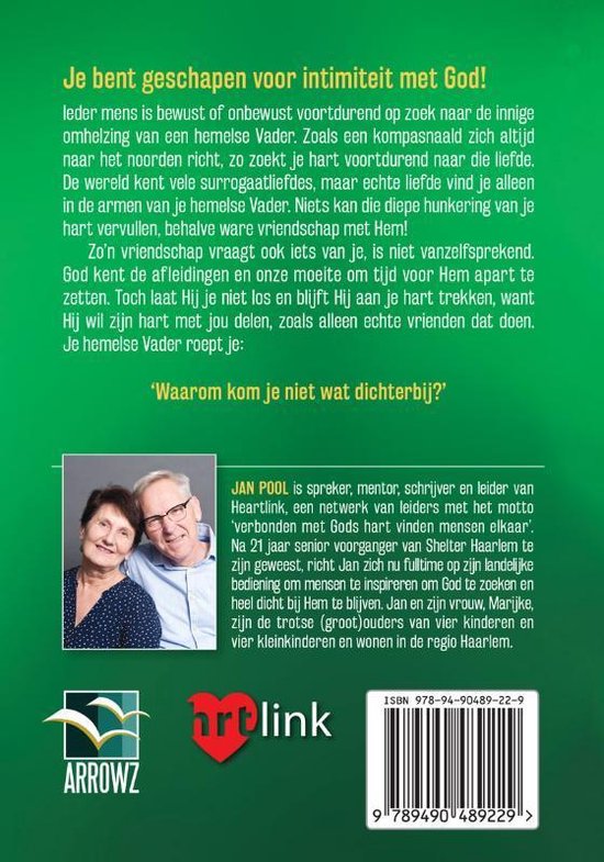Een oudere, lachende vrouw met een bril en een oudere man met een bril, die haar vasthoudt.