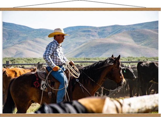 Schoolplaat – Cowboy op Paard tussen de Koeien - 120x80cm Foto op Textielposter (Wanddecoratie op Schoolplaat)