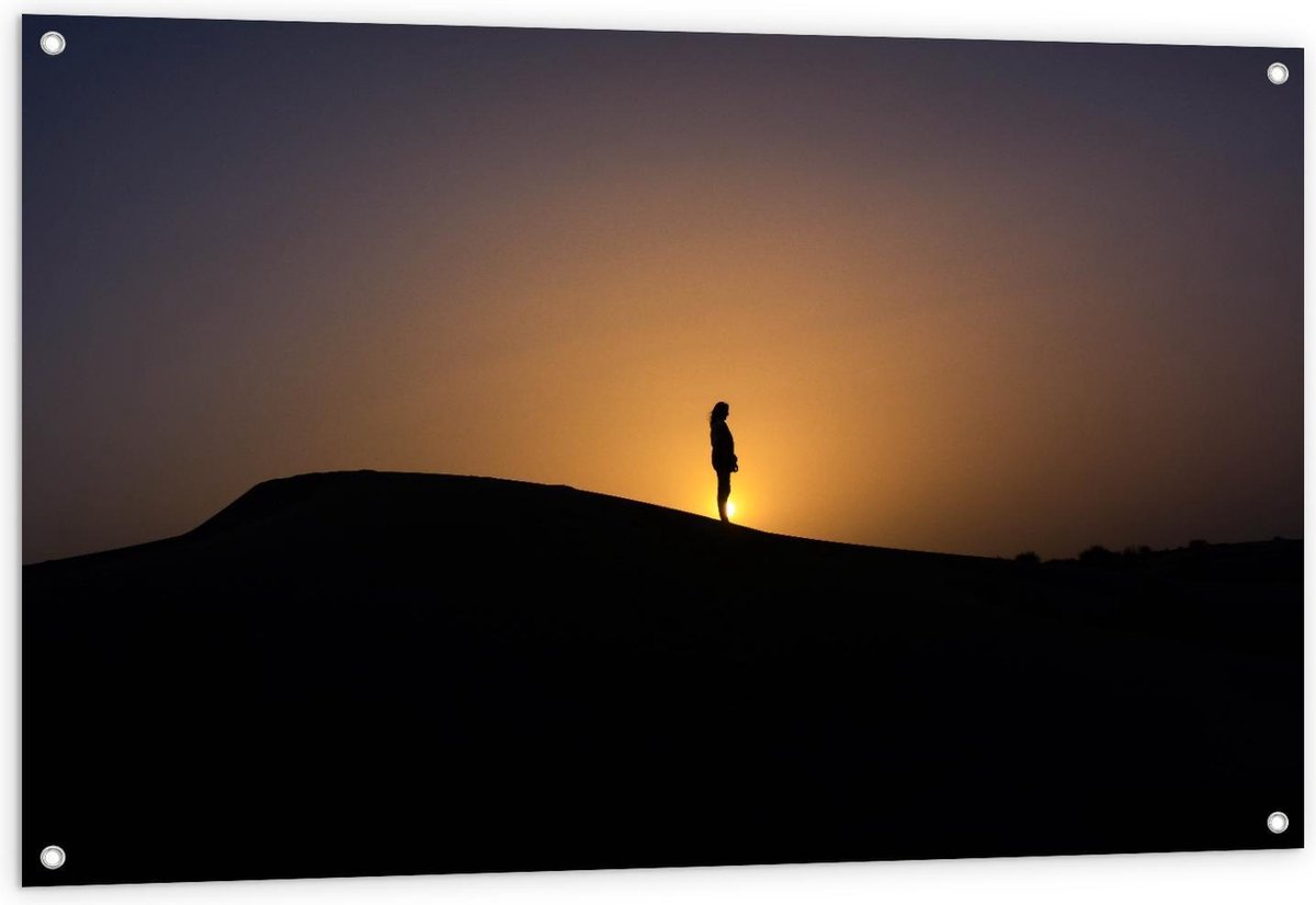 Tuinposter – Silhouet van Vrouw op een Berg - 120x80cm Foto op Tuinposter (wanddecoratie voor buiten en binnen)