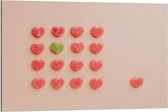 Dibond - Rode Hartvormige Snoepjes met Buitenstaander - 90x60cm Foto op Aluminium (Wanddecoratie van metaal)