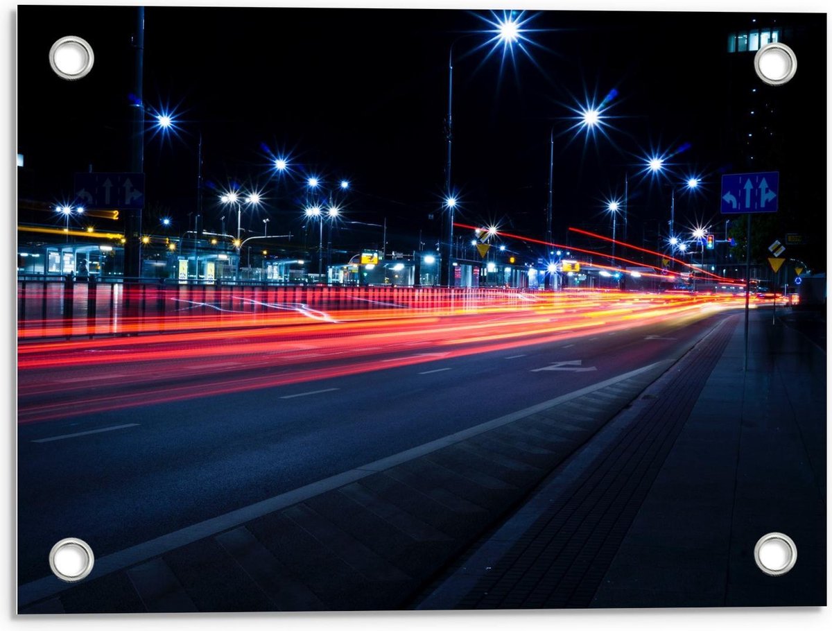 Tuinposter – Weg door Stad in de Nacht - 40x30cm Foto op Tuinposter (wanddecoratie voor buiten en binnen)