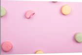 Dibond - Gekleurde Macarons op Roze Achtergrond - 120x80cm Foto op Aluminium (Wanddecoratie van metaal)