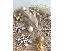 HOUTEN KERSTVERSIERING / WOODEN CHRISTMAS DECORATION - KERSTBOOMHANGER / CHRISTMAS TREE HANGERS - SNEEUWVLOKKEN / SNOWFLAKES (6 STUKS) - ø 8cm - LICHT HOUT / NATURAL WOOD - OVERSCHILDERBAAR & KNUTSELEN - KERSTBOOM DECORATIE SNEEUWKRISTAL KERSTBAL