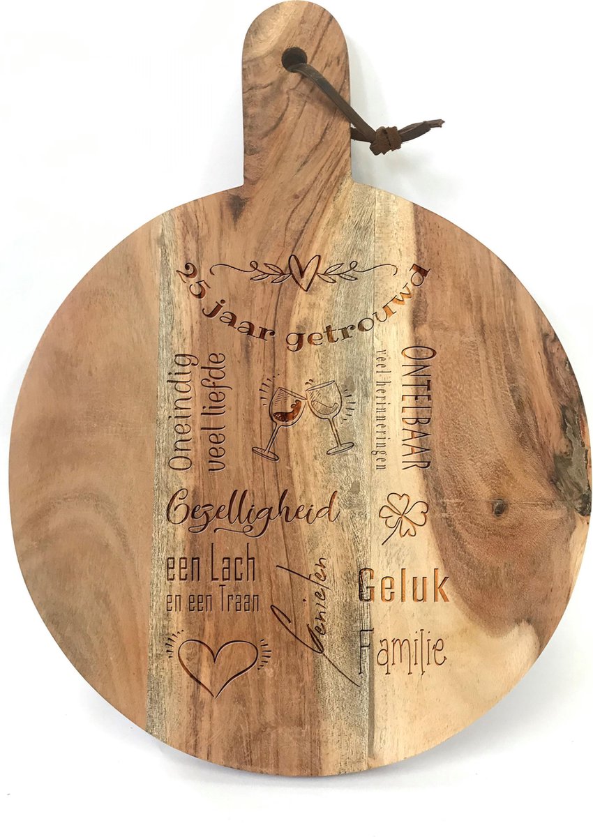 Ronde snijplank/borrelplank met tekst gravure 25 JAAR GETROUWD. Een origineel cadeau voor een 25 jarige bruiloft. Het formaat is 40x30cm incl. handvat en 30cm doorsnede excl. handvat.