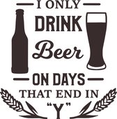 Muursticker i only drink beer on days that end in y.svg in de kleur zwart
