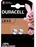 Duracell LR44 batterijen in bruine en zwarte verpakking met roze konijn en '+50% meer vermogen' tekst.