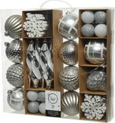 50x Zilver/lichtgrijze kerstballen en figuur hangers 4-8-15 cm - Glans en glitter - Mix - Onbreekbare plastic kerstballen - Kerstboomversiering zilver/lichtgrijs