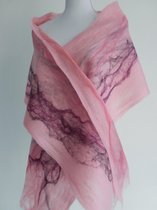 Handgemaakte, gevilte brede sjaal van 100% merinowol - Lichtroze  gemeleerd - 208 x 30 cm. Stijl open gevilt.