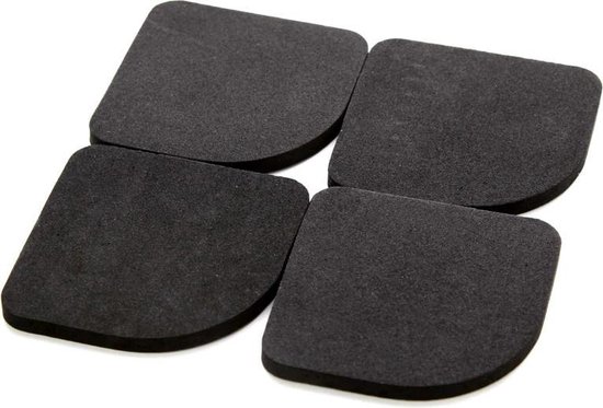 Vier zwarte, vierkante anti-slip matjes met afgeronde hoeken, op een witte achtergrond.