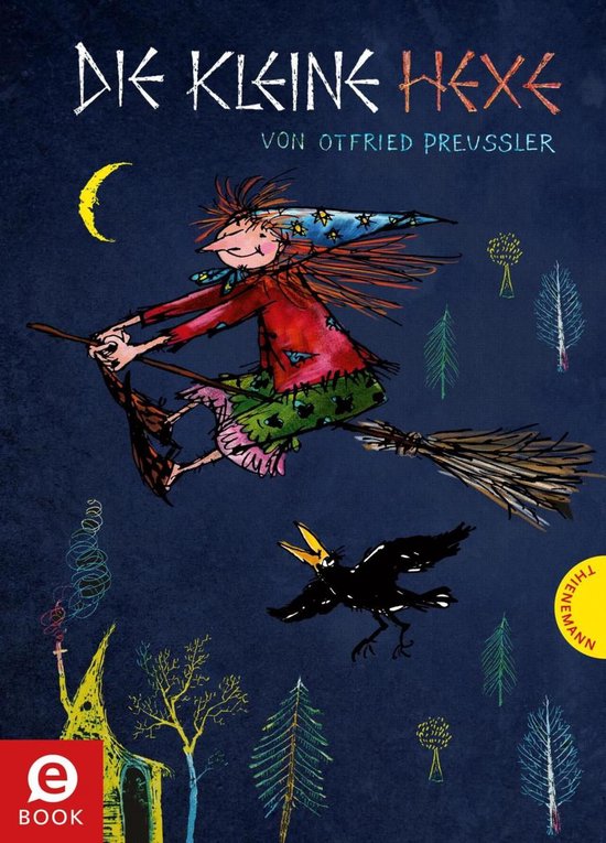 De Kleine Heks op haar bezem, met een blauwe puntmuts en rode jas, vliegt onder een maan door, met een kraai onder haar. Titel: DIE KLEINE HEXE VON OTFRIED PREUSSLER.