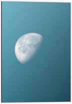 Dibond - Maan in Blauwe Lucht  - 40x60cm Foto op Aluminium (Wanddecoratie van metaal)