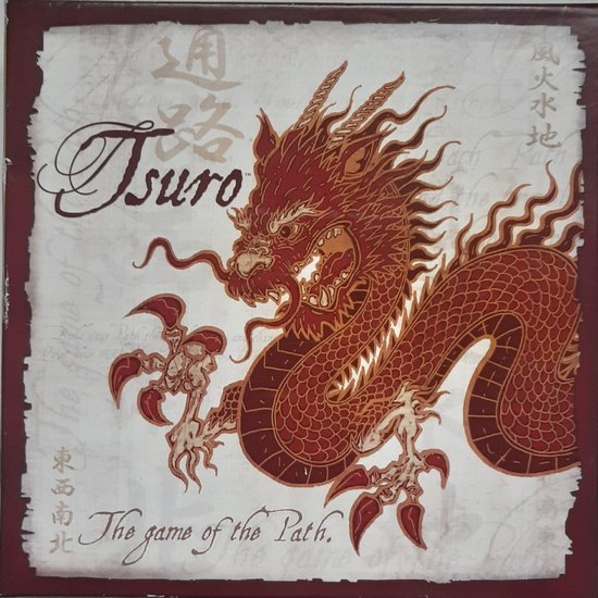 Tsuro bordspel met rode draak, Chinese karakters en 'The game of the Path' tekst op een lichtgele achtergrond.