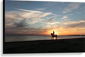 Canvas  - Paard met Ruiter aan het Strand - 90x60cm Foto op Canvas Schilderij (Wanddecoratie op Canvas)