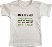 Wit baby shirt met "Ik lijk op mijn papa, maar de dokter zegt dat het nog goed komt!" - maat 92 - vaderdag, cadeautje, kraamcadeau, grappig, geschenk, baby, tekst