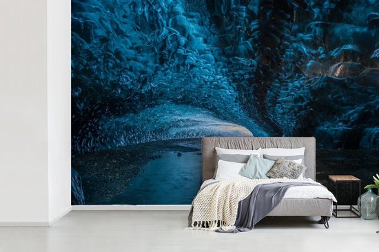Vatnajökull ijsgrot - Donkerblauw van Vatnajökull fotobehang... | bol.com