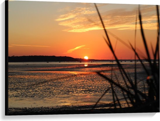 Canvas  - Ondergaande Zon bij Zee En Gras - 100x75cm Foto op Canvas Schilderij (Wanddecoratie op Canvas)