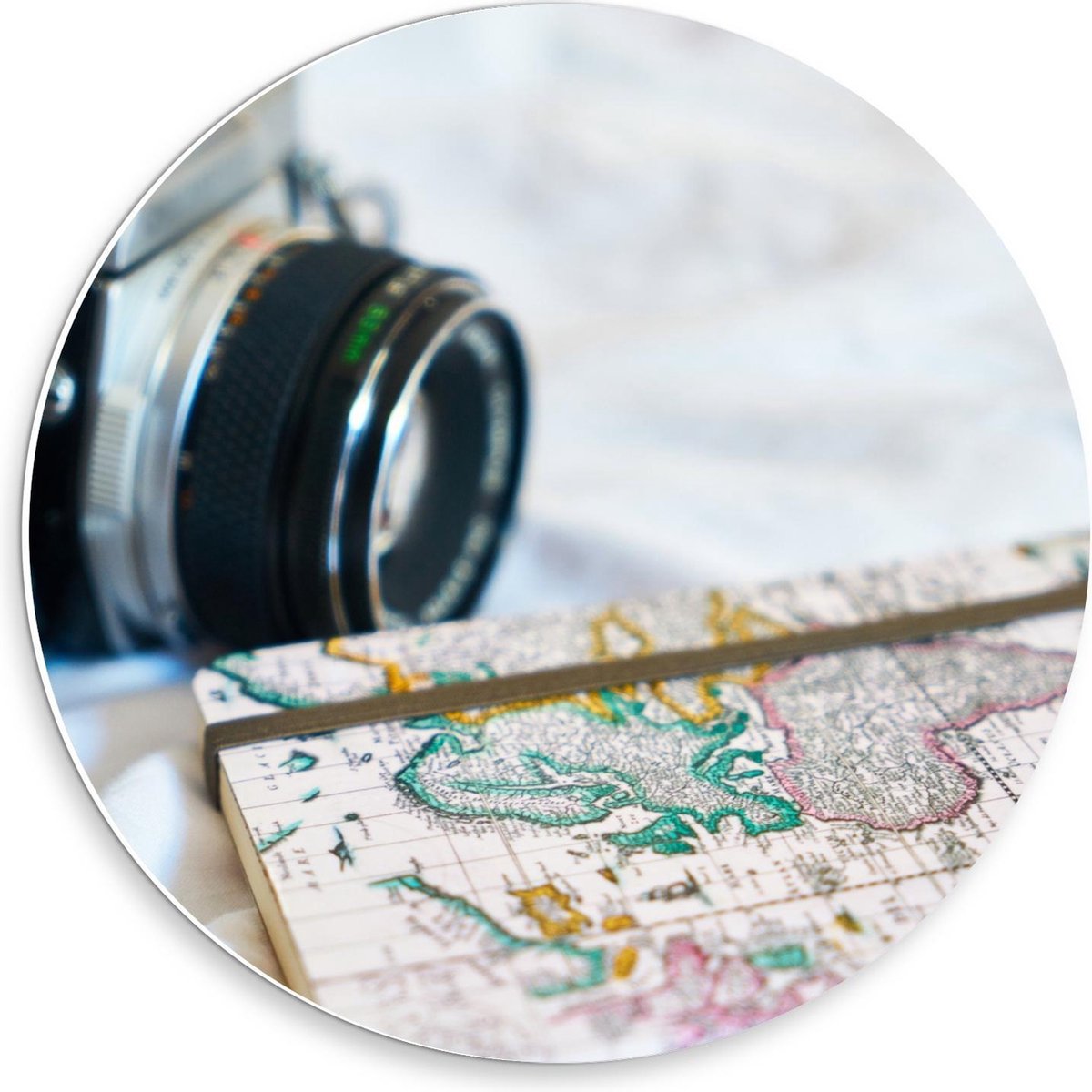Forex Wandcirkel - Camera bij Wereldkaart - 30x30cm Foto op Wandcirkel (met ophangsysteem)