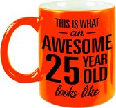 Awesome 25 year cadeau mok / beker neon oranje 330 ml