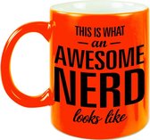 Awesome nerd / slimmerik cadeau mok / beker neon oranje 330 ml