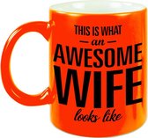 Awesome wife / echtgenote neon oranje cadeau mok / beker 330 ml