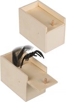 Griezelige spin in houten kistje