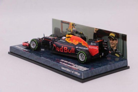 Red Bull RB12 racewagen in donkerblauw met rode en gele accenten. Grote Red Bull logo's op de zijkant. "3rd Place Brazilian GP 2016" op de display.