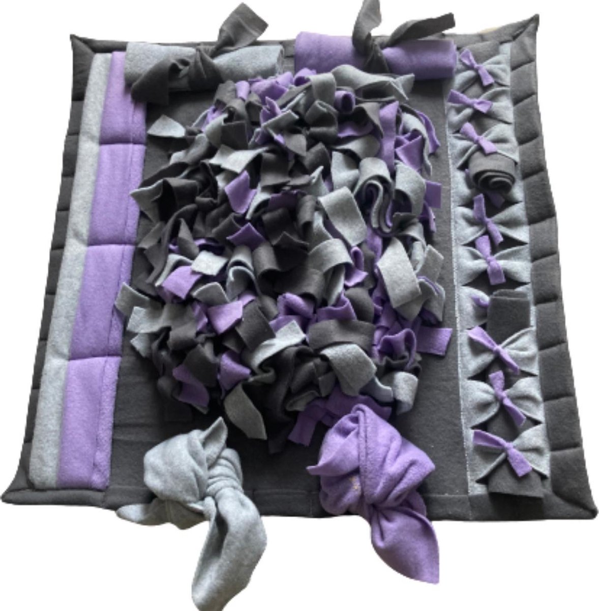 Snuffelmat voor honden en katten. Snuffelmat Challenge in de kleuren lila, antraciet, grijs. Hersenwerk voor huisdieren. MadeByShuko. Snuffelkleed-Speelkleed-Voerkleed-Hondenpuzzel-Voerpuzzel-Slowfeeder-Intelligentie speelgoed voor hond en kat