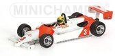 De 1:43 Diecast modelauto van de Ralt Toyota RT3 #3 die de Macau GP won in 1983. De coureur was Ayrton Senna. De fabrikant van het schaalmodel is Minichamps. Dit model is alleen online verkrijgbaar.