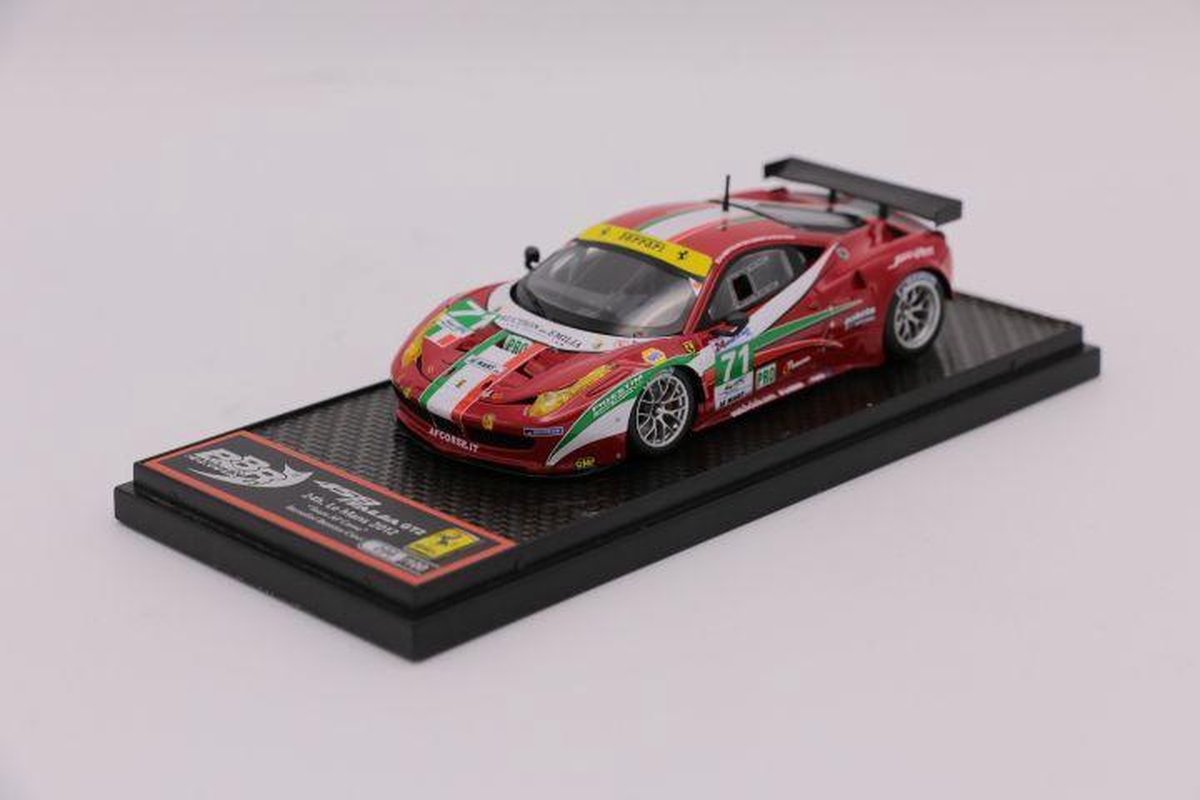 De 1:43 Diecast modelauto van de Ferrari 458 Italia GT2 AF Corse #71 van de 24H LeMans 2012.De rijders waren Andrea Bertolini/ Olivier Beretta en Marco Cioci.This scalemodel is beperkt door 100pcs. De fabrikant is BBR Models