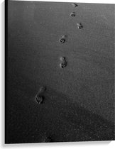 Canvas  - Voetafdrukken in Zand (zwart/wit) - 75x100cm Foto op Canvas Schilderij (Wanddecoratie op Canvas)