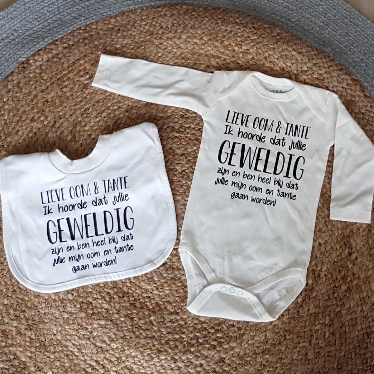 Goedkoopste cadeau set baby met slabbetje en rompertje met tekst voor jongen of meisje oom en tante hoera jullie worden. cadeau zwangerschap aankondiging geboorte zwangerschapsaankondiging bekendmaken bekendmaking zus zwangerschap aankondiging