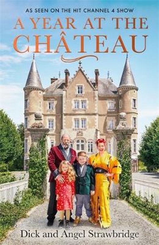Boekcover 'A Year at the Chateau' met Dick en Angel Strawbridge voor een kasteel.