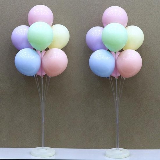 Twee doorzichtige ballonstandaards met pastelkleurige ballonnen in roze, mintgroen, geel, lila en blauw.