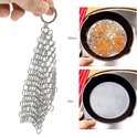 Hand die een zilverkleurige
metalen schuurspons vasthoudt.
Naast een vergelijking voor en na.