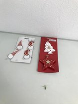 Twee setjes van houten kerst accesoires - kerstboom en -ster - en vier kerstmannen