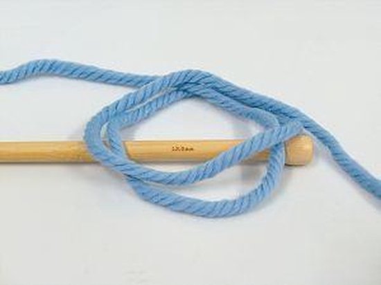 Wol breien met breinaalden maat 10 – 12 mm. – dikke licht blauwe breiwol kopen pakket van 3 bollen garen 100 gram per bol 100% wol – breigaren van een fijne kwaliteit