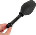 Hand die anaaldouche vasthoudt, zwarte rubberen pomp met tuit.