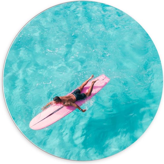 Forex Wandcirkel - Man op Roze Surfplank - 70x70cm Foto op Wandcirkel (met ophangsysteem)