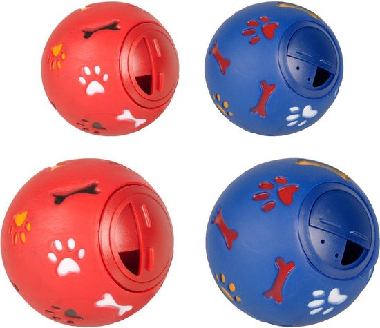 Vier traktatieballen: twee rode en twee blauwe, met bot- en pootafdrukken.