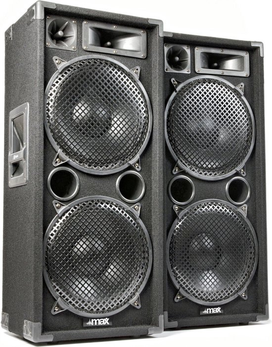 Twee zwarte luidsprekers, elk met twee 12-inch woofers, twee bassreflexpoorten en twee tweeters. Beide speakers hebben een metalen rooster.
