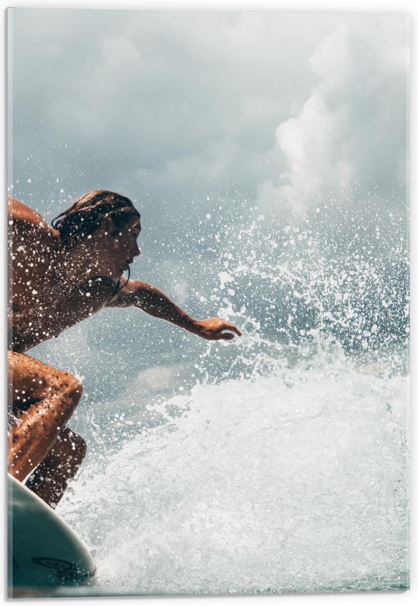 Plexiglas - Surfer met Waterspetters - 40x60cm Foto op Plexiglas (Wanddecoratie op Plexiglas)