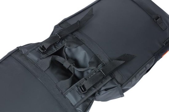 Basil Miles Tarpaulin Dubbele fietstas - Zwart - 34 Liter van Basil — afbeelding 4