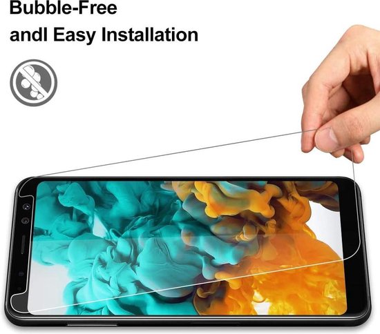 Hand plaatst een schermprotector zonder luchtbellen op een Samsung A8 2018.