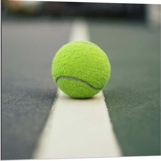 Dibond - Tennisbal op Witte Lijn - 80x80cm Foto op Aluminium (Met Ophangsysteem)