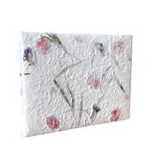 Notitieboek /gastenboek 20x25cm, met omslag van mulberry papier met ingelegde bloemen.