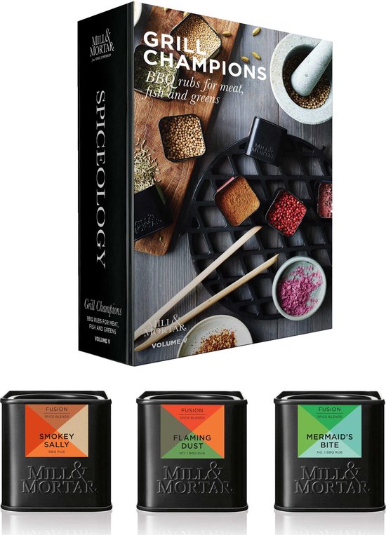 Mill & Mortar Spiceology kookboek 'GRILL CHAMPIONS' met drie kruidenblikken: Smokey Sally, Flaming Dust en Mermaid's Bite.